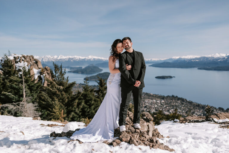 Sesión preboda (bridal photoshoot) vestidos de novios en un día soleado de invierno en Bariloche