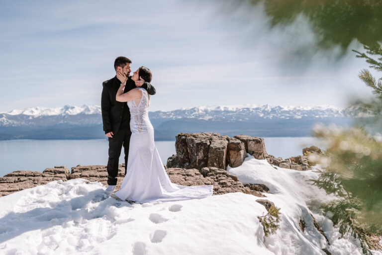 Sesión preboda (bridal photoshoot) vestidos de novios en un día soleado de invierno en Bariloche