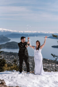 Sesión preboda (bridal photoshoot) vestidos de novios en un día soleado de invierno en Bariloche