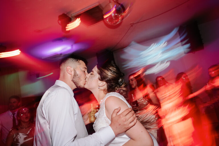 Boda en Bariloche, fiesta, beso de los novios