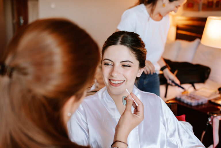 novia maquillándose, boda en verano en Bariloche