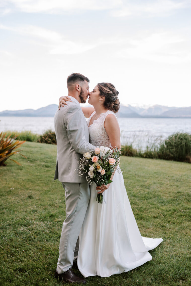 Boda en Bariloche, beso de los esposos