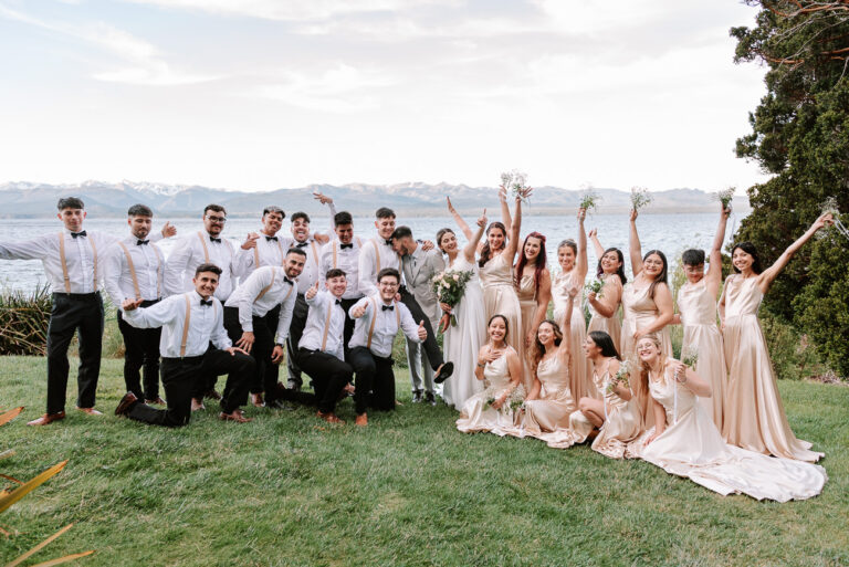 Boda en Bariloche, foto con los amigos