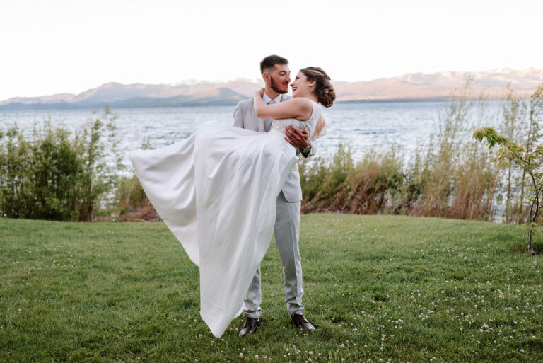 Boda en Bariloche, los novios frente al lago