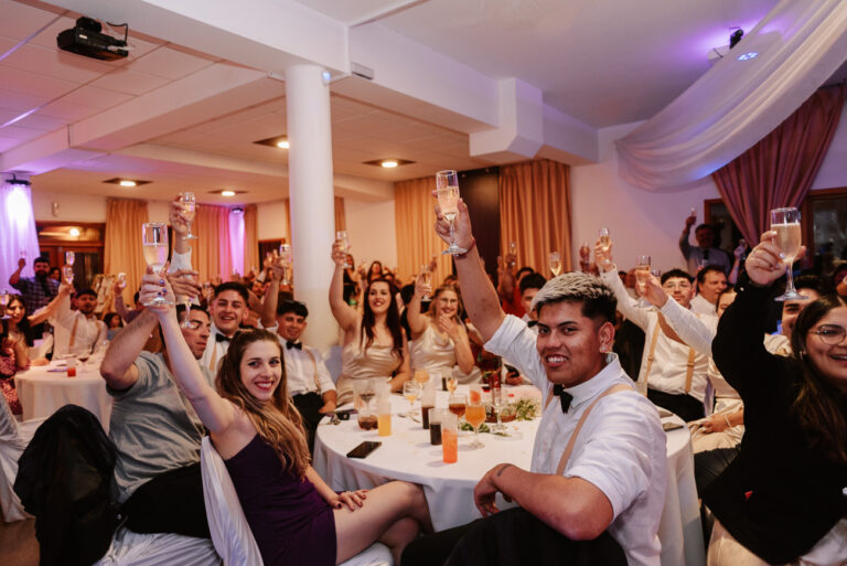 Boda en Bariloche, brindis