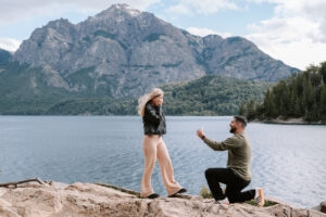 Propuesta de casamiento de primavera en Bariloche, Lionel arrodillado con el anillo frente a Julieta emocionada