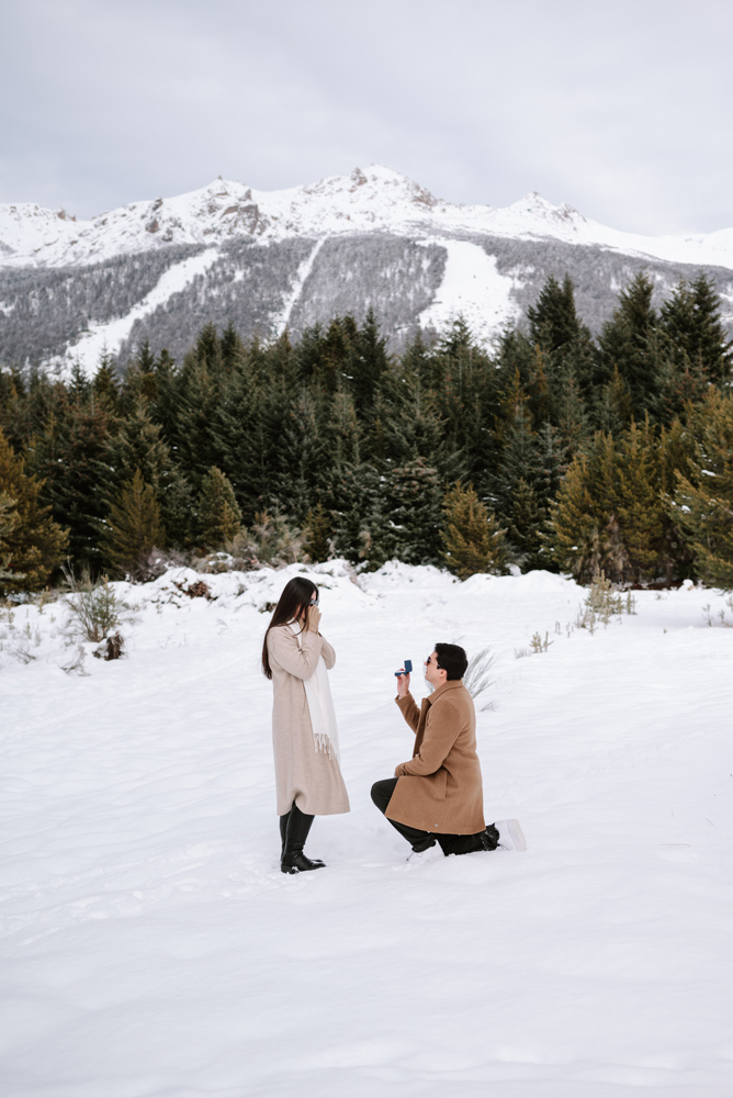 propuesta de matrimonio en la nieve en Bariloche, pedido de matrimonio en invierno Patagonia Argentina, Bariloche wedding proposal